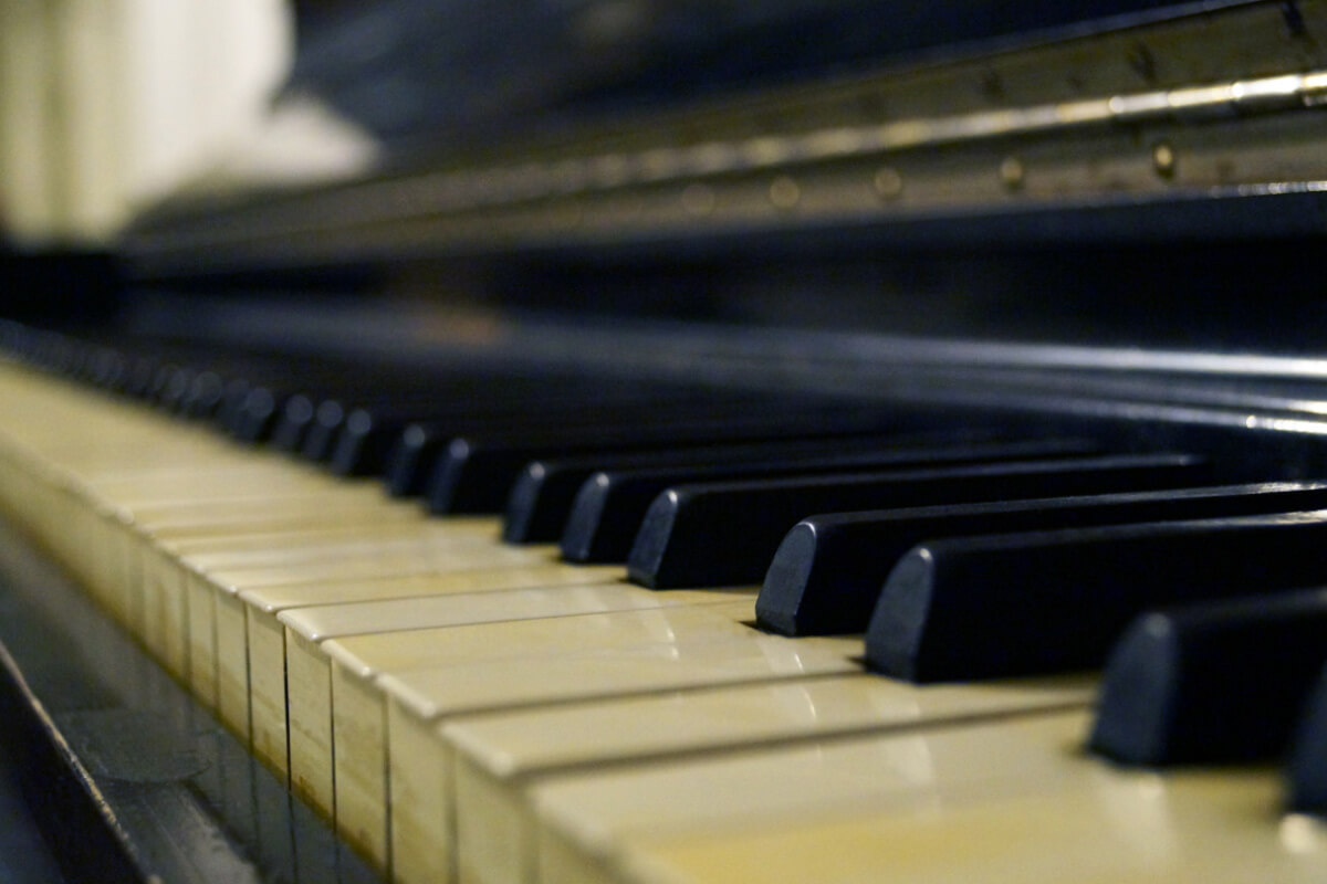dirty yellowish piano keys