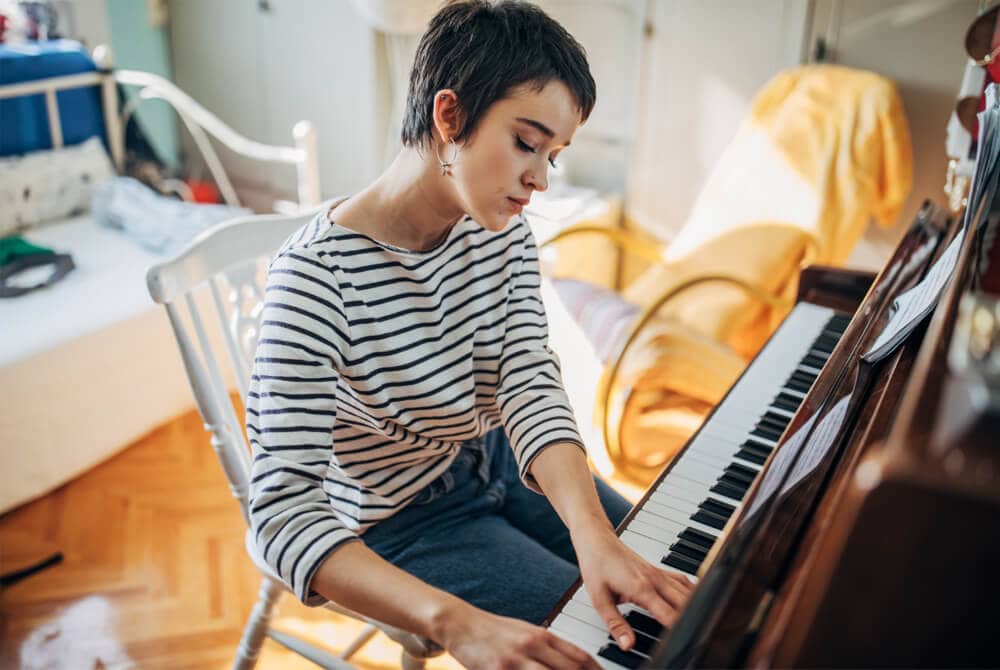 beginner pianist playing easy piano songs