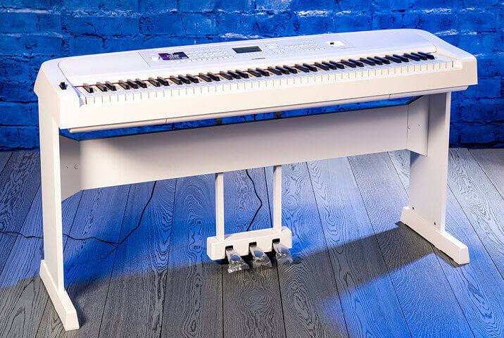 Yamaha DGX-670 with stand and pedals